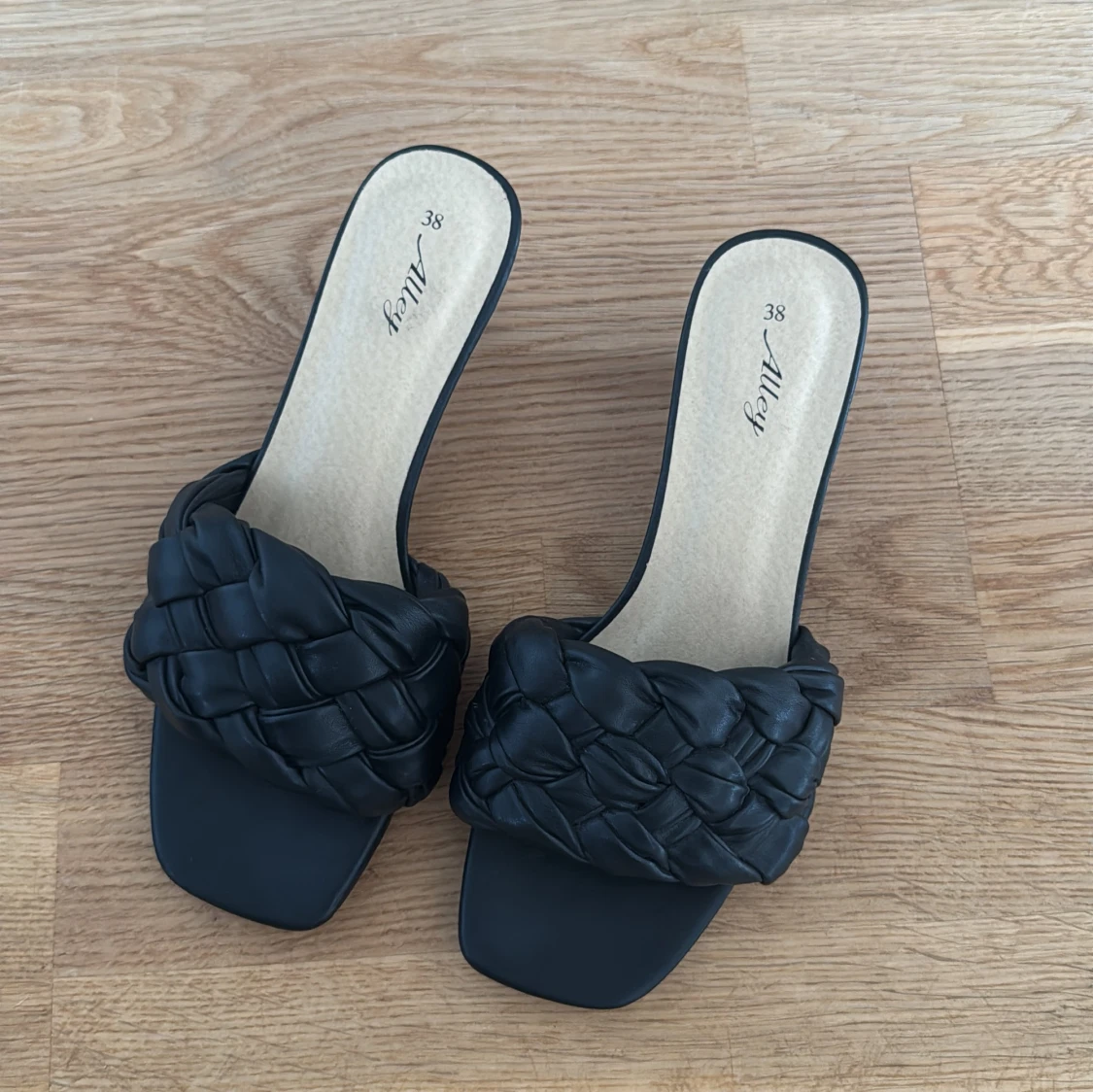 Svarta flätade klack-sandaler från Alley - 1