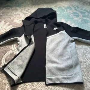 Nike Tech Fleece - grå/svart - Hej! Säljer min Nike tech eftersom att den inte har någon användning, knappt använt. Det är den Gammla versionen av Nike tech som alla gillade. Storlek S.