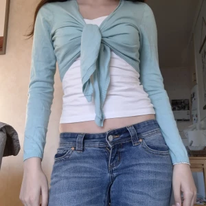 Bolero från street one - Knytbolero med jätte söt färg! Har du frågor eller vill se mer jolder skriv bara till mig 💕 kan tänka mig gå mer lite I pris.