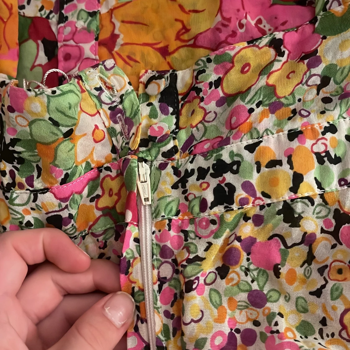 Färgglad blommig sommarklänning med dragkedja - 2