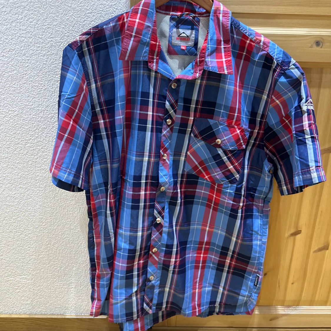 Rutig kortärmad skjorta i blått och rött