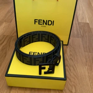 Fendi bälte (pris kan diskuteras ) - Säljer ett svart och grönt Fendi-bälte med tydligt FF-mönster längs hela bandet och en stor svart spänne med Fendi-logga. Bältet levereras med originalförpackning och Fendi-påse. Pris kan diskuteras!