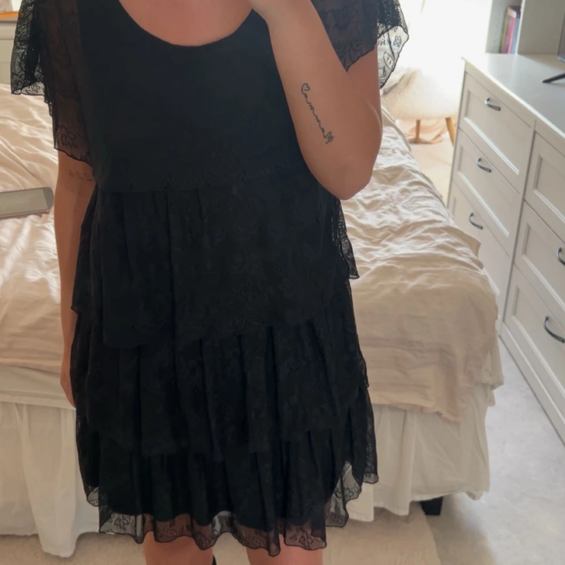 Svart volangklänning med spetsdetaljer