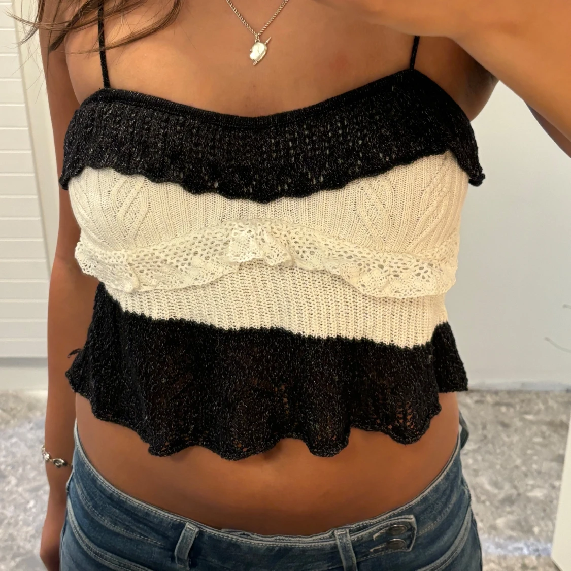Svart och vit stickad croppad linnetopp - 4