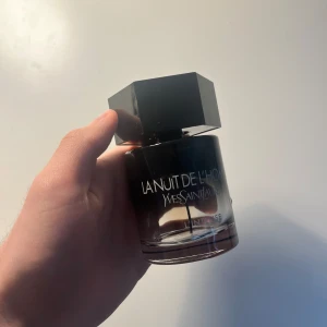 La nuit L’Intense - La nuit L’Intense från YSL tom flaska, lite kvar på botten. Om du är intresserad kan du köpa från min brorsa konto eller via min Vinted konto. Detta är för att det kontot är inte verifierat. 