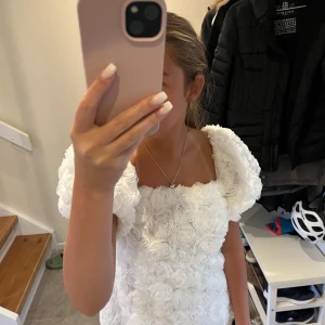 Ida Sjöstedt klänning  - Tar studenten 5 juni i denna klänning men lägger nu ut den för intressekoll för någon som tar studenten senare än mig. Kan posta klänningen tidigast 6 juni. Finns i stockholmsområdet. Klänningen kommer endast användas på utspringet. Super fint skick och väll omhändertagen. Köpt för 3999kr. Slutsåld på nätet! 