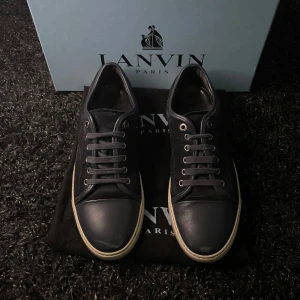 Lanvin Skor - Säljer nu ett par sjuka snygga Lanvin! Skicket är ganska fint, lite slitningar på toe capsen men fin mocka. Priset är inte hugget i sten vid snabb affär☺️Box, dustbags och extra snören medföljer. Hör gärna av er om ni har fler frågor!