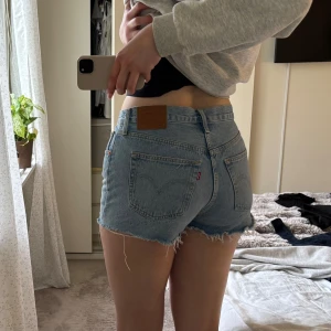 Levi’s jeansshorts  - Ett par ljusblå 501 jeansshorts från Levi’s. Som nya då de bara används en gång. Storlek W29.
