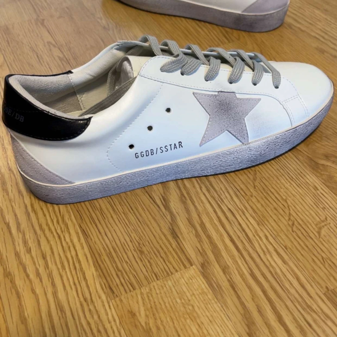 Vita sneakers från Golden Goose med grå stjärna - 2