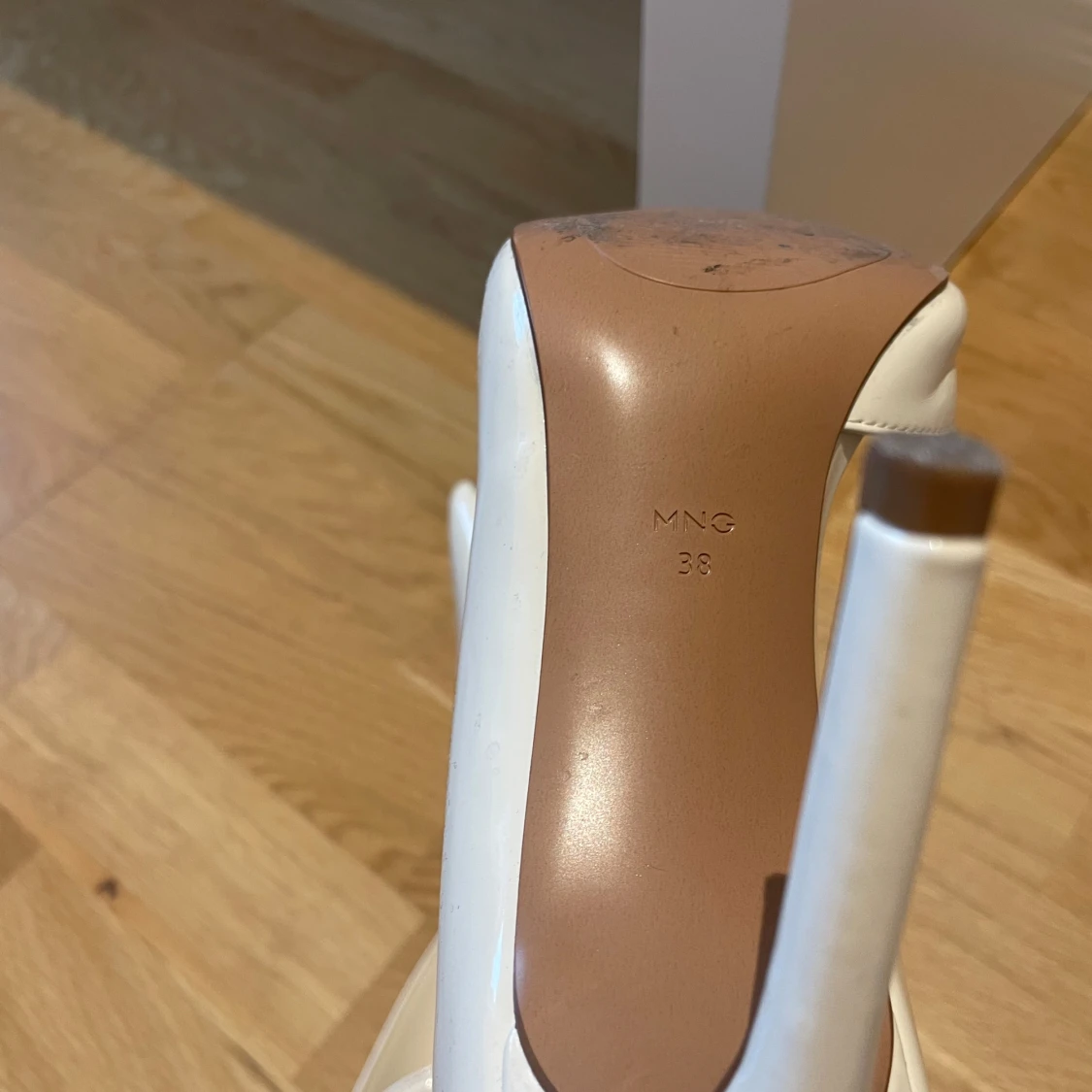 Vita pumps med klack från MNG - 3