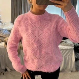 Rosa stickad tröja  - Sååå himla fin stickad tröja!! Älskar färgen wow🥰😍 perfekt till sommaren!!