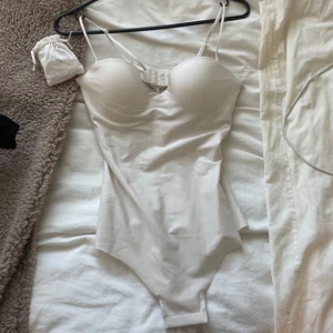 Vit/beige body från HM - Populär body från hm i storlek 75B, passar en XS/S endast testad