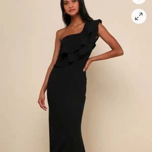 Svart långklänning med volang och oneshoulder - Säljer nu min balklänning från förra året. Endast använd en gång och det var på min bal. Klänningen är storlek XS och är väldigt lång. Jag är 173 och den räckte ner till marken med ca 3cm klack. Bara skriv för mer bilder!! Nypris på klänningen är 1300 mitt pris 800kr