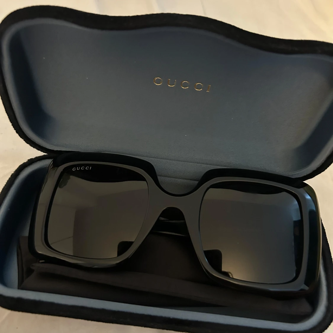 Svarta solglasögon från Gucci