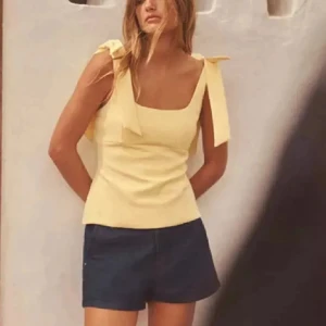 Zara gul topp - Supersöt topp, aldrig använd med prislapp kvar💗