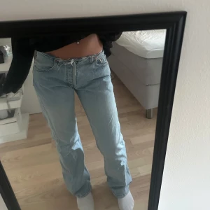 Ljusblå Levis 501 jeans - Säljer ett par jätte snygga vintage ljusblå Levis 501 jeans med avklippt och låg midja