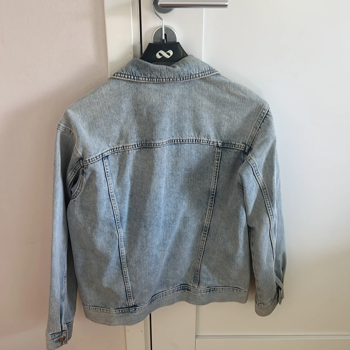 Ljusblå jeansjacka i klassisk modell - 1