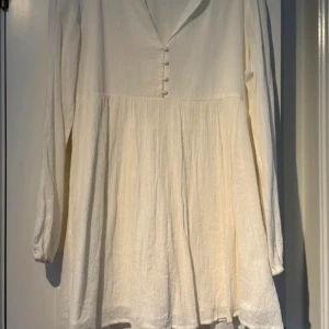 Vit långärmadklänning från Bik Bok - Bra kondition. Perfekt för student och sommar!