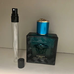 Versace Eros - Splittrar Eros i storlek 10ml, 5ml och 3ml. 10ml:100ml, 5ml:75kr, 3ml:55kr. Köper du två 10ml får du en gratis 5ml