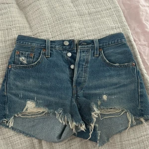Blå jeansshorts från Levi's 501 - Jag säljer dessa jätte fina levi’d jeans shortsen💓dom är i nyskick och sparsamt andvända💕ny pris är 689kr💓
