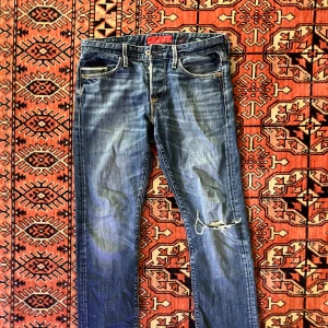 Replay jeans - Replay jeans i bra skick men med några slitningar. 