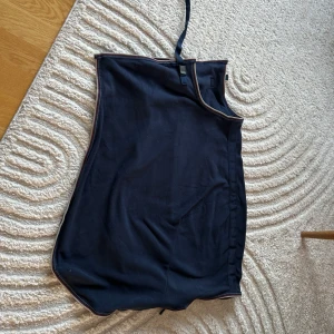 Mörkblått fleeceländtäcke - Mörkblått ländtäcke i fleece. Storlek Full. Aldrig användt eller testat.