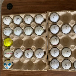 Säljer golfbollar (styckpris) - Säljer golfbollar i olika märken modeller, här hittar ni pris osv (pris kan förhandlas)!priser:Titleist 5-12 kr/bollen beroende på modell. Srinxon 4-7 kr/bollen beroende på modell. Callaway 5-11kr bollen beroende på modell. Topelite 4kr/ bollen. Bridgestone 4-6 kr/bollen beroende på modell. Skriv till oss om du vill köpa så berättar vi vilka modeller vi har om ni är intresserade! 