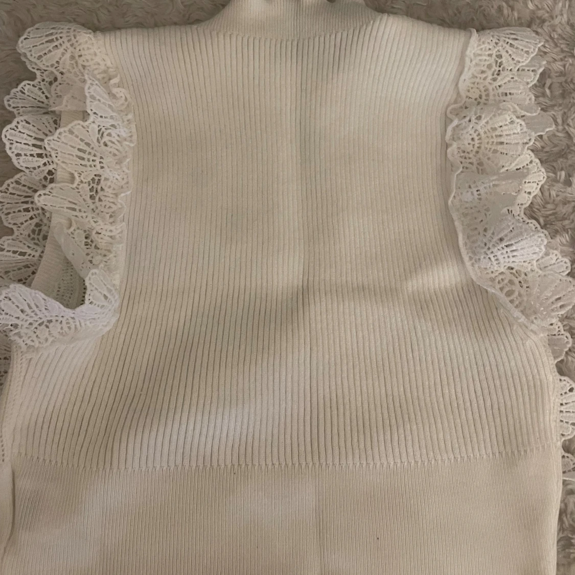 Vit stickad topp med spetsvolanger - 1