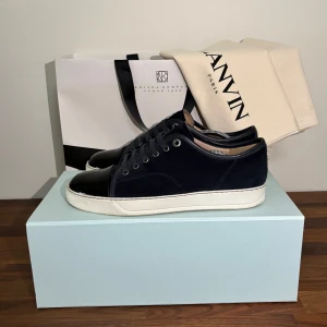 Lanvin skor - Lanvin skor i bra skick. Skorna är köpta på nk. Box, 2 st dustbags och en nk påse ingår. Mockan är i jätte fint skick och skorna är använda, sulan har täcken på användning i form av nedslitning . Hör av er vid fler frågor eller funderingar! 