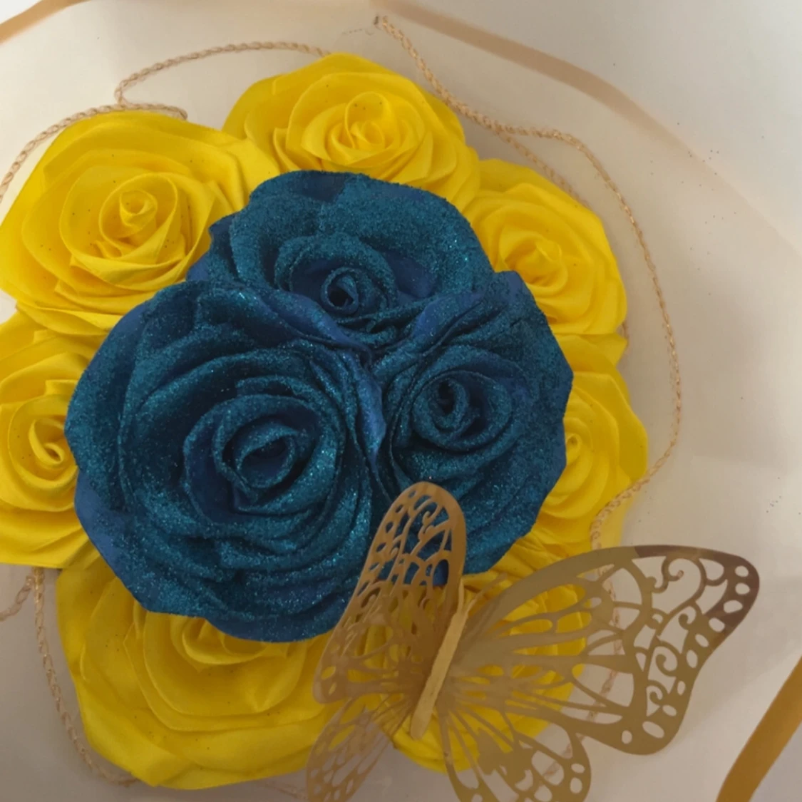 Blått och gult ros-armband med fjäril - 1