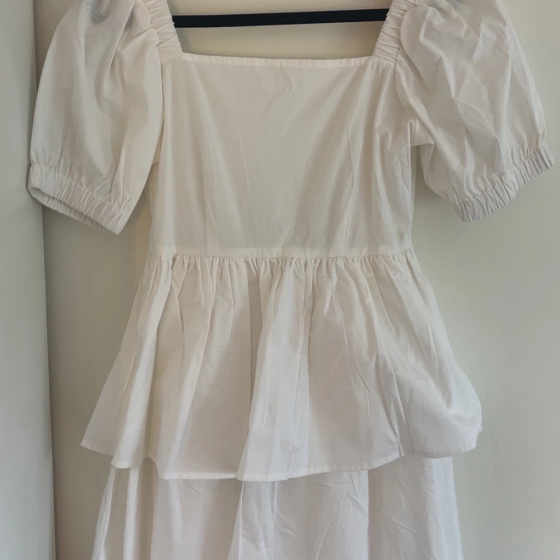 Vit kortklänning med puffärmar och volang - 2