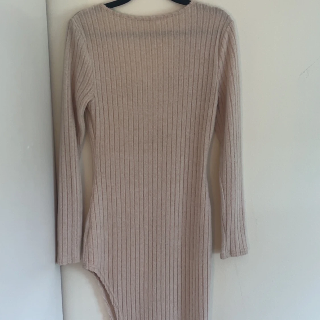 Beige ribbad långärmad klänning med slits - 3