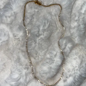 18k guldpläterad Tenniskedja i 925 silver - Tenniskedja i 18k guldpläterat sterling silver 925 och cubisk cirkonia, aldrig använt, nyskick! Kedjan är 40cm