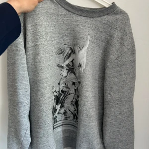 Grå sweatshirt från Acne Studios - Säljer en grå sweatshirt från Acne Studios som inte kommer till användning längre. Tröjan köptes för 2700kr och har inga defekter. Skriv vid intresse!