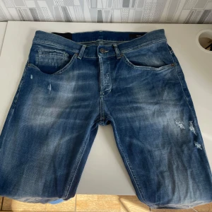 Dondup George - Tjena, säljer mina Dondup Jeans i den trendiga modellen George. Jeansen är knappt använda, cond 9/10. Nypris: 3200kr, hör av er vid minsta intresse//Anton