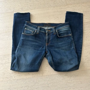 Blå jeans från Nudie Jeans - Säljer ett par klassiska blå jeans från Nudie Jeans i bra skick. Jeansen är i storlek 28/30. Hör av er vid frågor!