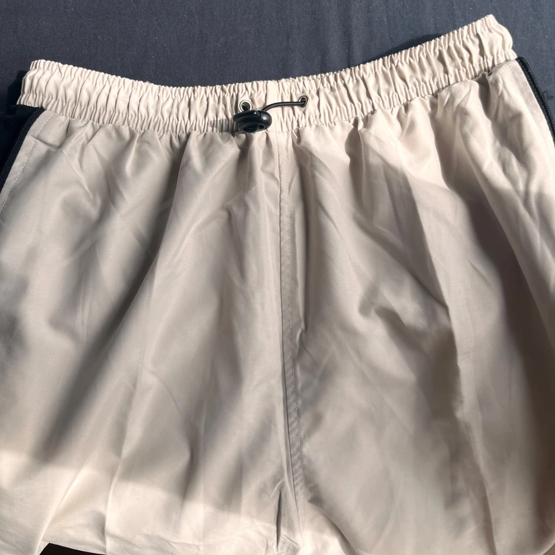 Beiga träningsbyxor med svarta detaljer - 3