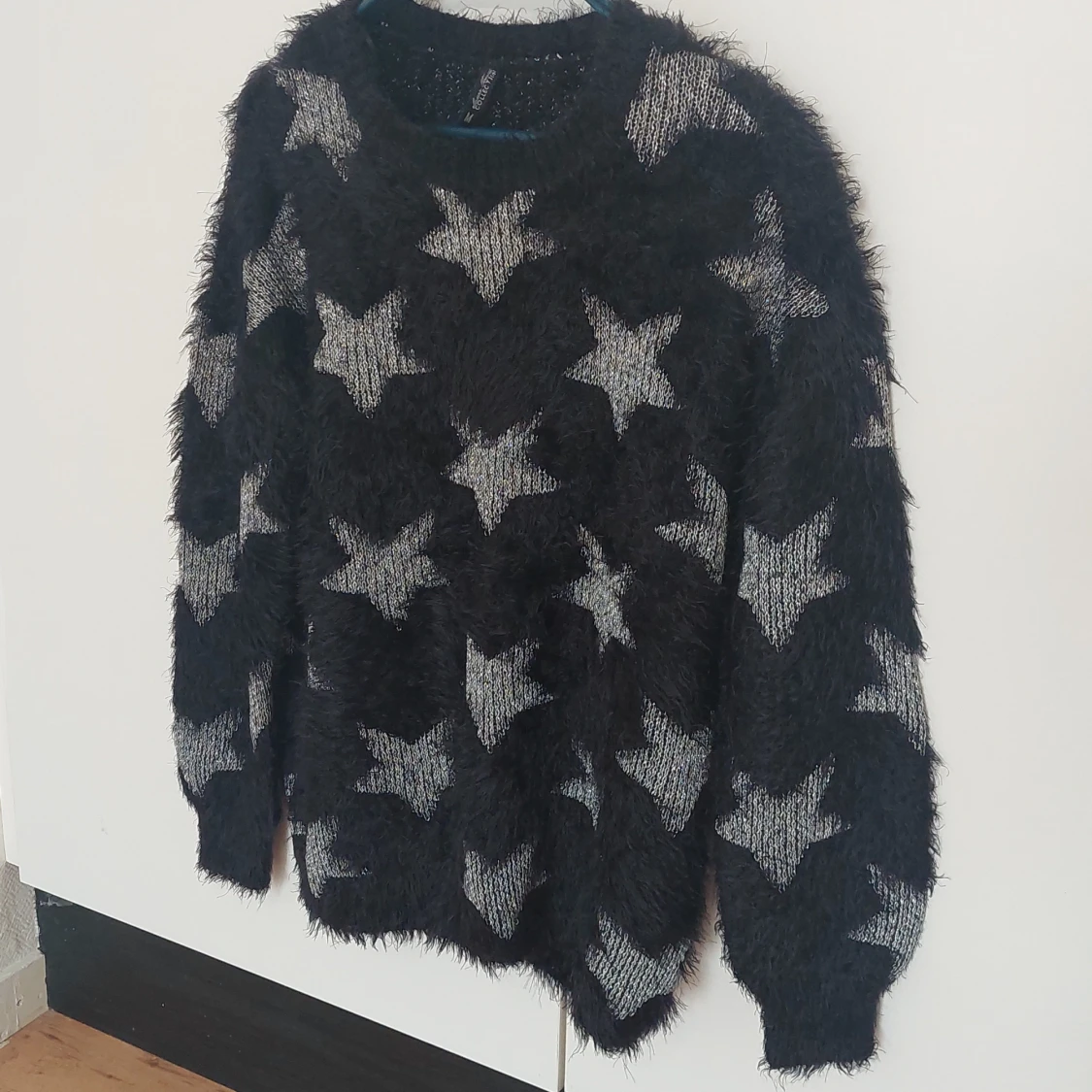 Svart fluffig tröja med stjärnmönster från Laura Torelli Collection