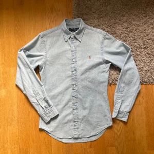 Polo Ralph Lauren Jeansskjorta  - Ralph Lauren Jeansskjorta - Slim fit - Stl smal men kan även passa för dig som har medium - skjortan är i väldigt bra skick - Ord.pris 1600   Tveka inte om att höra av dig om du har funderingar!