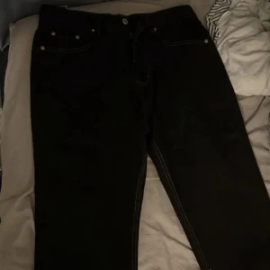 Svarta Jeans från Auticup - Säljer ett par snygga svarta jeans från Auticup. De har en klassisk design med fem fickor och en läderpatch med märkeslogga på baksidan. Perfekta för både vardag och fest!