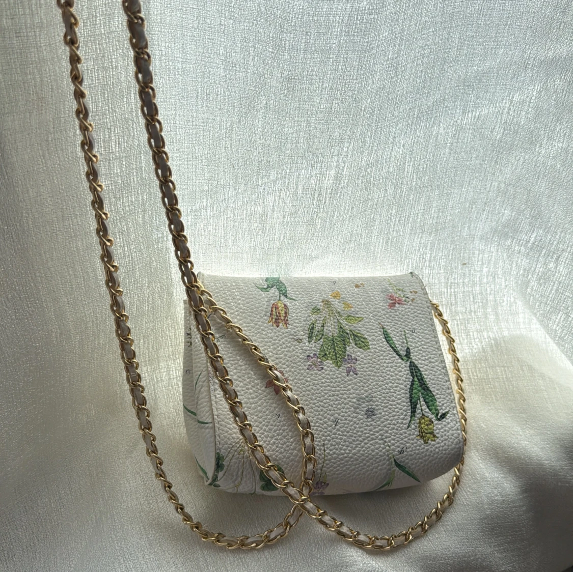Vit axelväska med blommigt mönster och guldkedja - 1