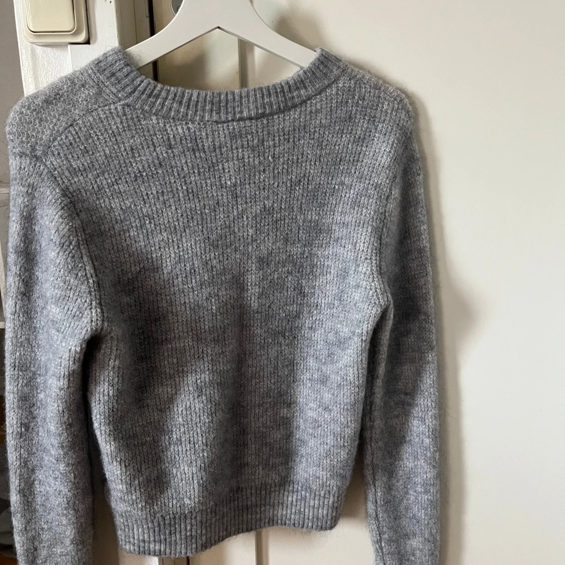 Grå stickad tröja - 1