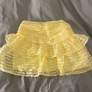 Kjol - Supersöt Kort kjol från Gina, som är perfekt att ha nu inför sommaren🌸🥰💗
