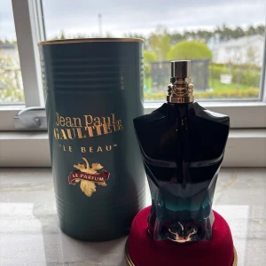 JPG Le Beau - 125ml, Jean Paul Gaultier Le Beau Le Parfum herrparfym - Köptes förra sommaren i Juni och har marinerats i ca 8 månader i en mörk och sval låda. Lukten är så stark den kan bli nu. Uppskattad mängd 107ml/125ml. Priset är inte hugget i sten så det är bara att skriva om någon är intresserad.