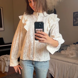 Blommig blus - Säljer denna jätte fina blus från VILA med så fina detaljer 🤍Perfekt för alla tillfällen!!🤍🌸
