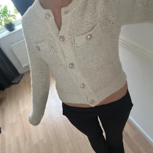 Beige stickad kofta med knappar - Super mysig stickad tröja
