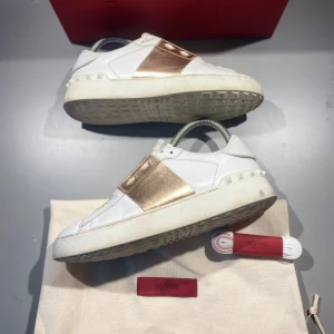 Valentino skor - Hej! Säljer nu mina skor från märket Valentino, storlek 36.5 bra skick, givetvis äkta. Tveka inte på att höra av dig om du har frågor eller funderingar kring skorna! 