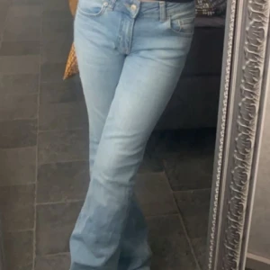 Ljusblå bootcut jeans  - snygga bootcut jeans från lager 