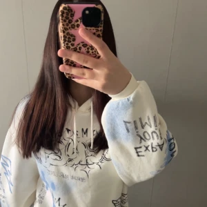Discounted Bershka diy hoodie - Säljer en hoodie från bershka som inte längre säljs i bershka. Och har användt den få gånger. Den är baggy och bra för dig som gillar baggy hoodies