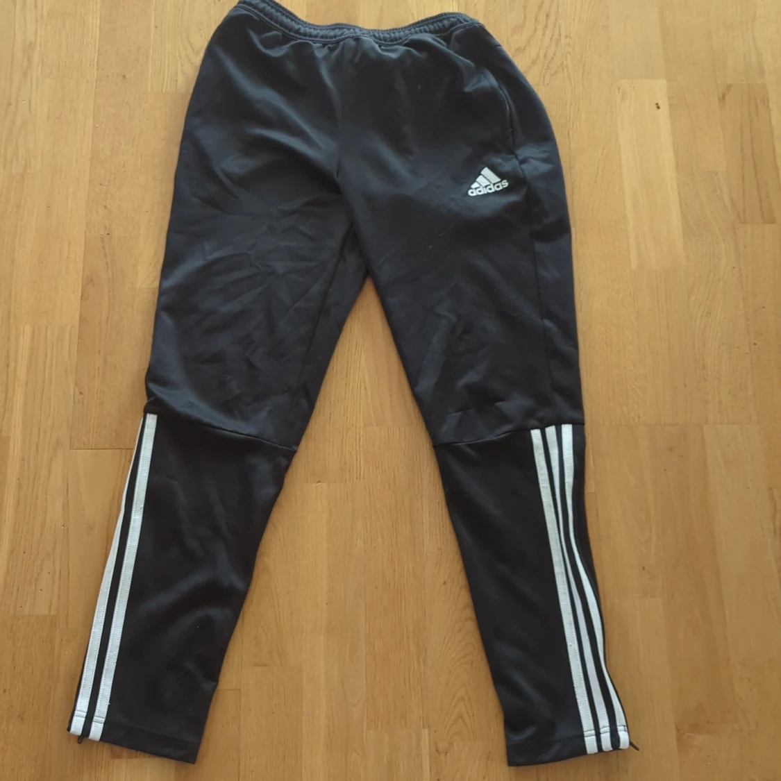 Svarta träningsbyxor från Adidas med vita ränder